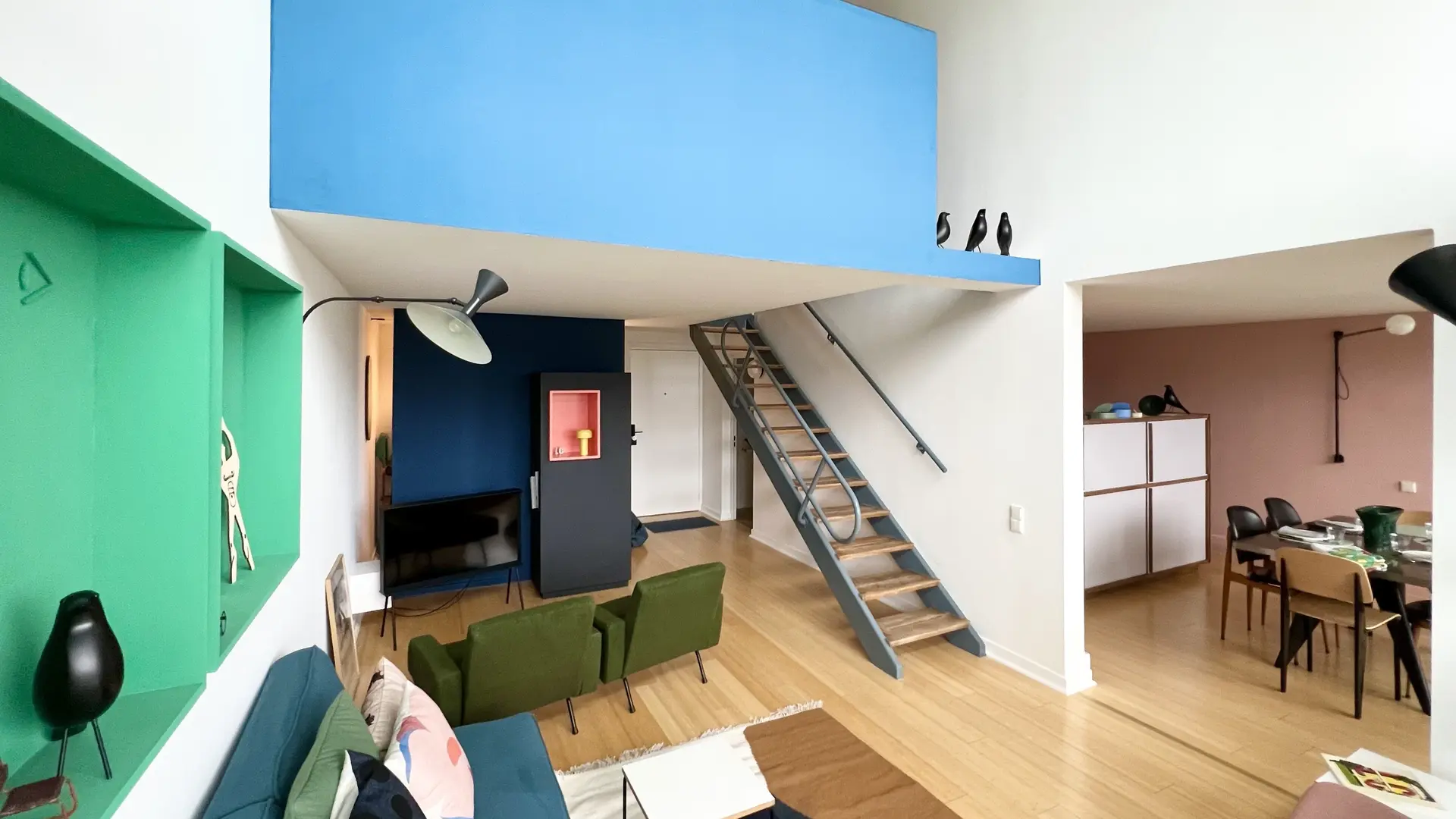 Mobilier vintage, luminaires et couleurs Le Corbusier,