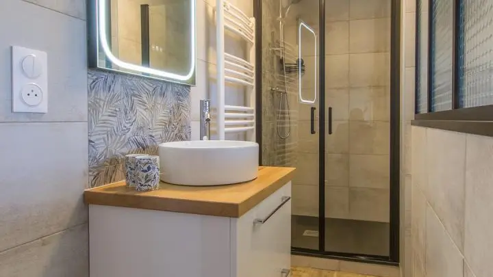 salle de bains avec vasque douche et sèche serviettes
