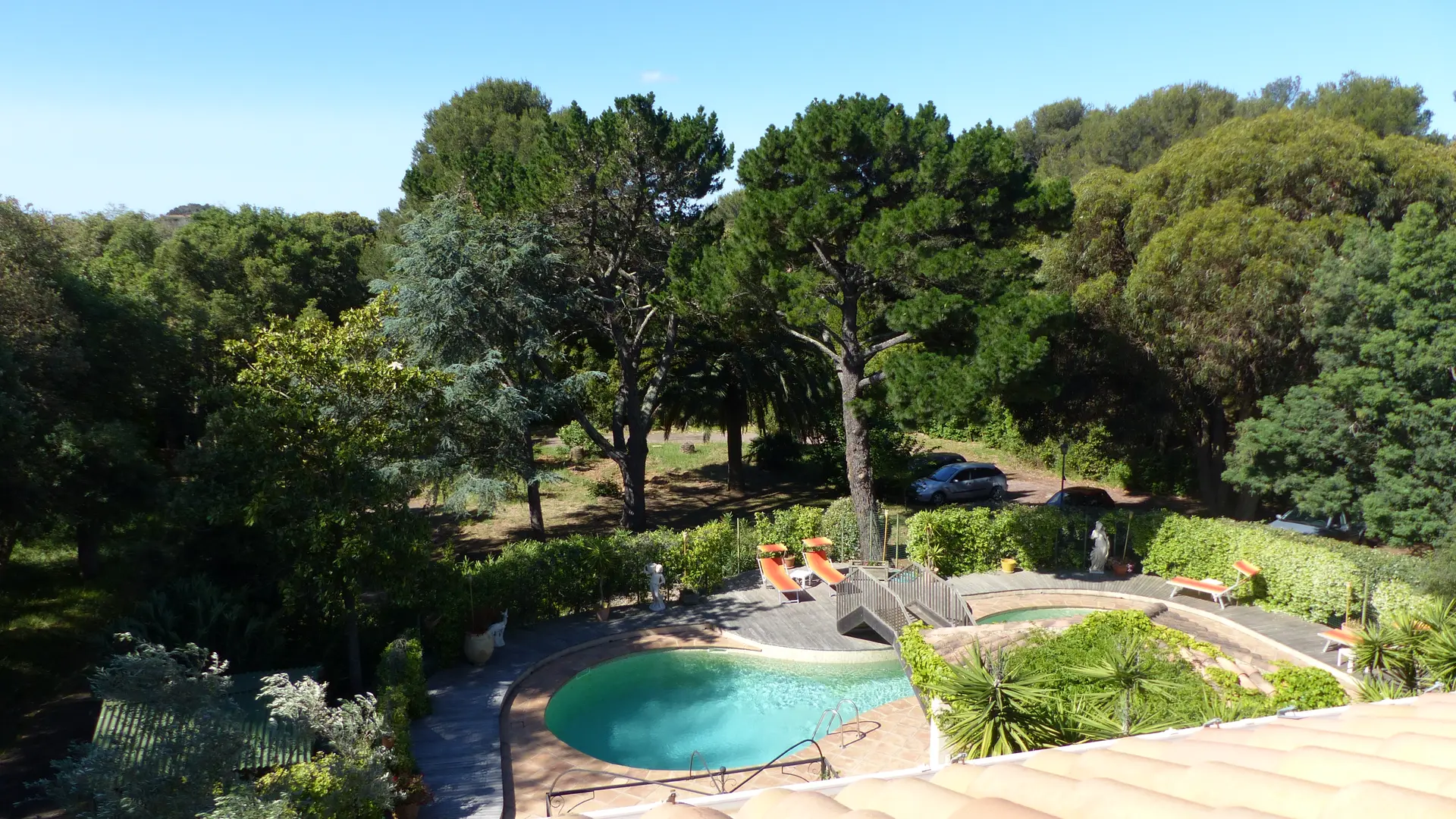 Vue sur la piscine depuis l'étage