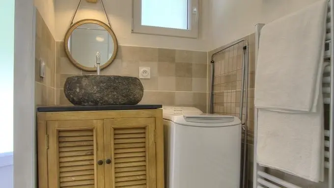 Salle de douche avec machine à laver