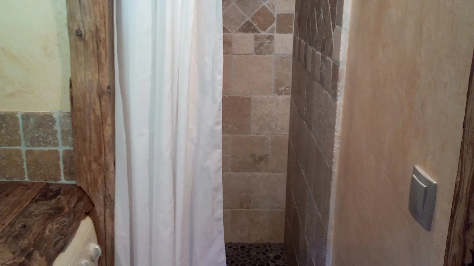 Accès à la douche au 1er étage