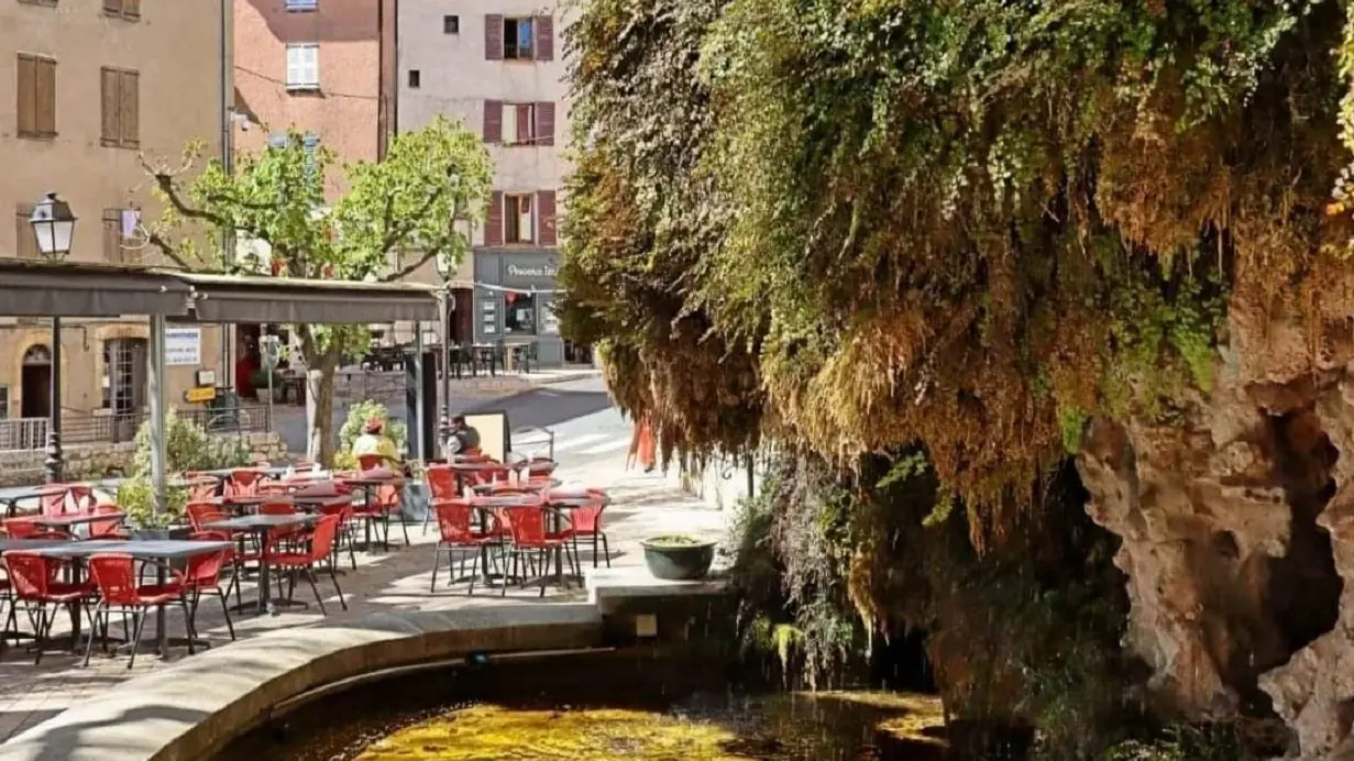 La terrasse près de la cascade