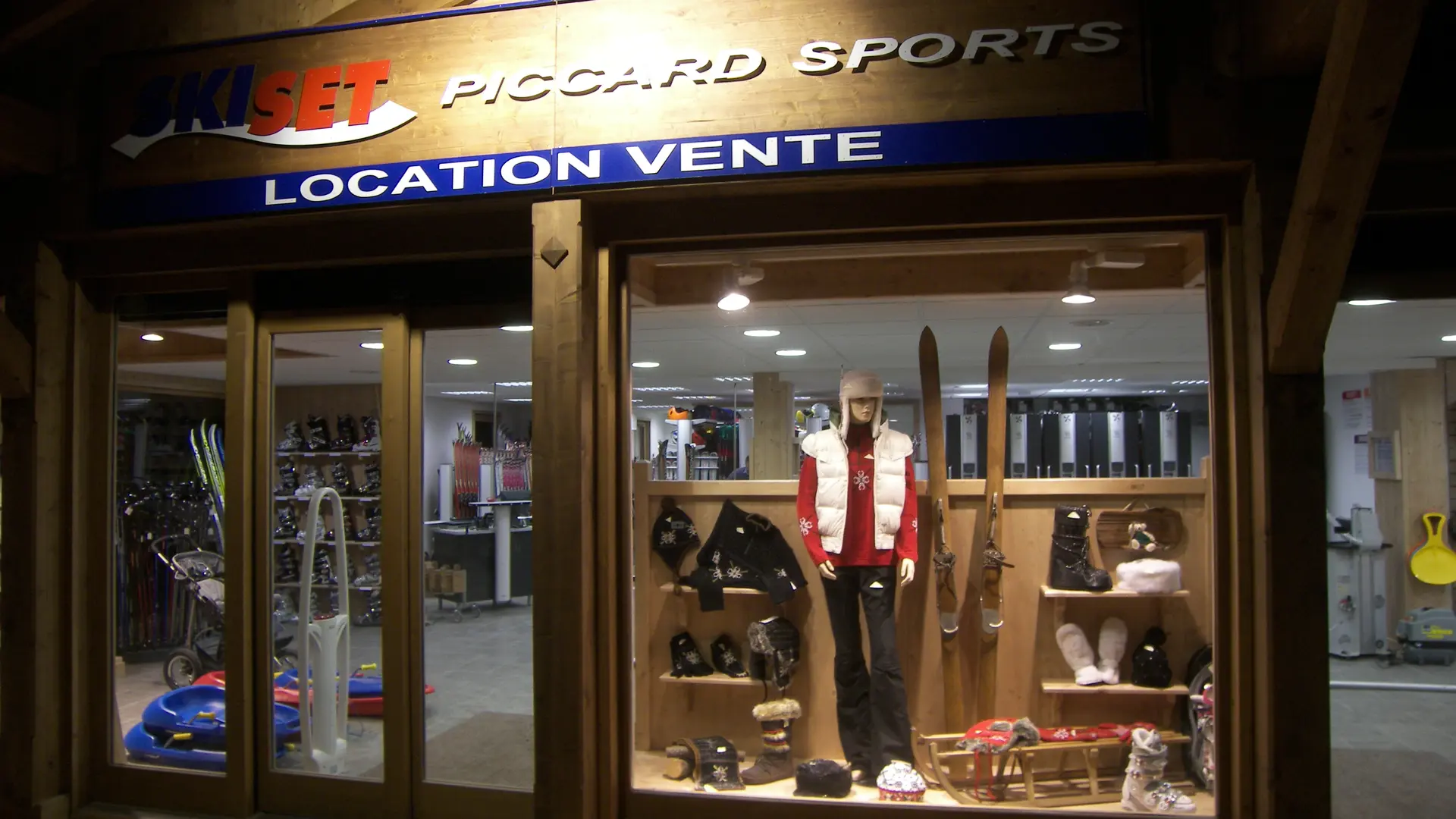 vitrine-piccard-sports-hameau-beaufortain