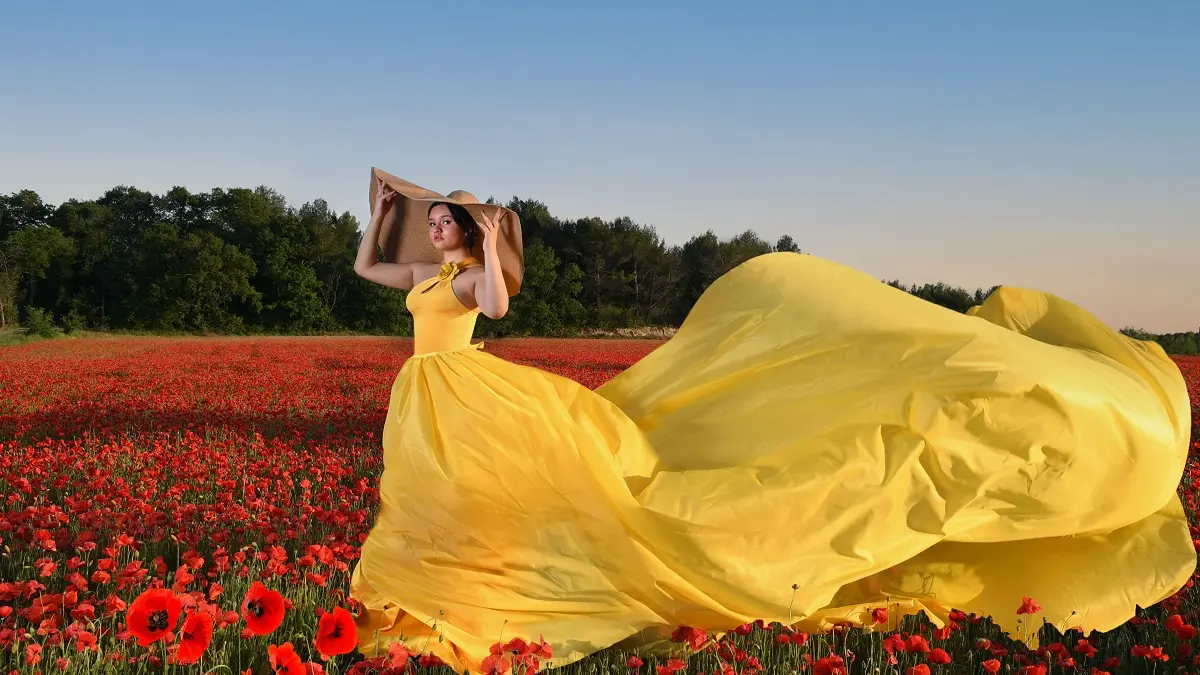 Robe jaune et champ de coquelicots