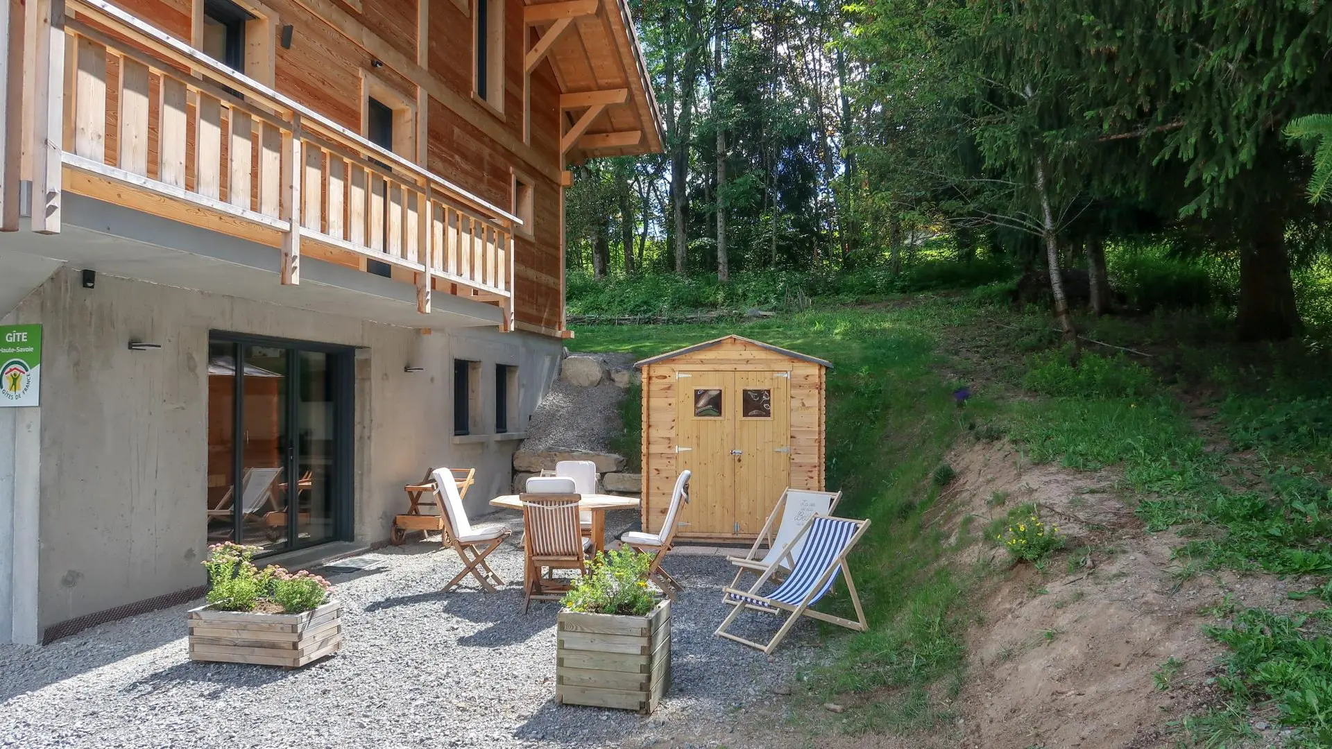 Terrasse, salon de jardin et cabanon