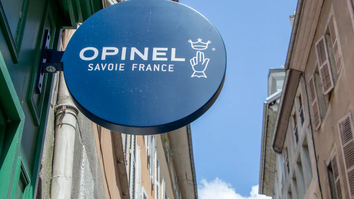 Enseigne Opinel contre la façade extérieure