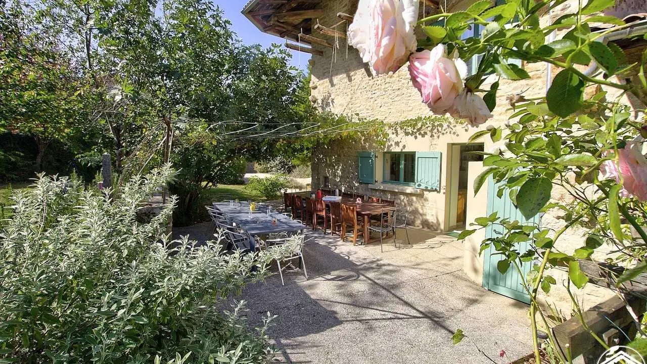 La terrasse pouvant accueillir 25 convives,
attenante à la cuisine