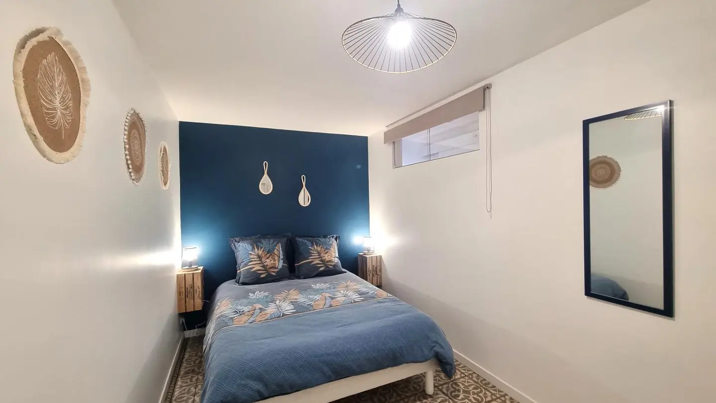 Chambre avec un lit 140.