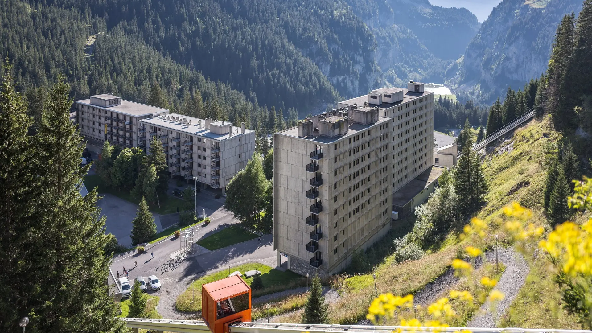 Vue plus large de l'ascenseur N°1 depuis Flaine Forêt