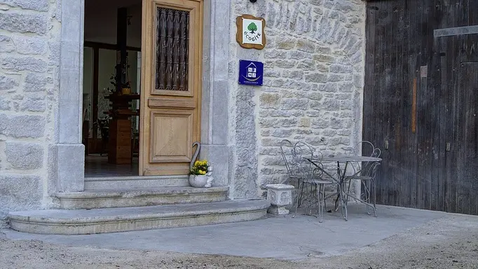 Porte d'entrée . Accès véhicule pour personne à mobilité réduite par l'arrière.