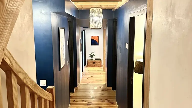 Le couloir bleu qui dessert chambres et salles d'eau