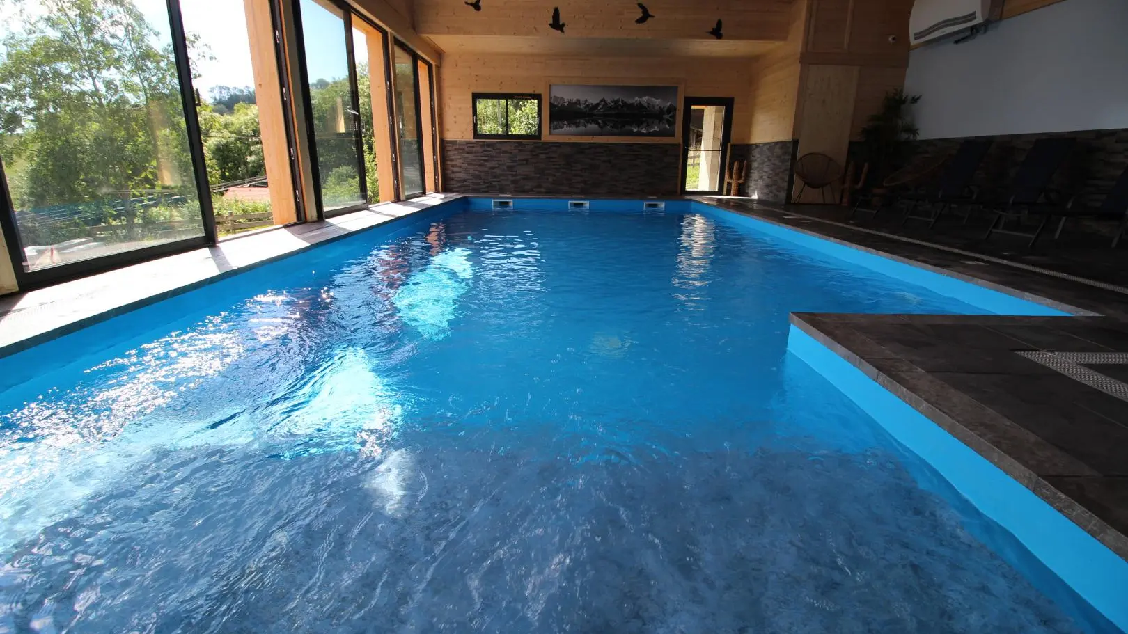 Piscine intérieure chauffée.