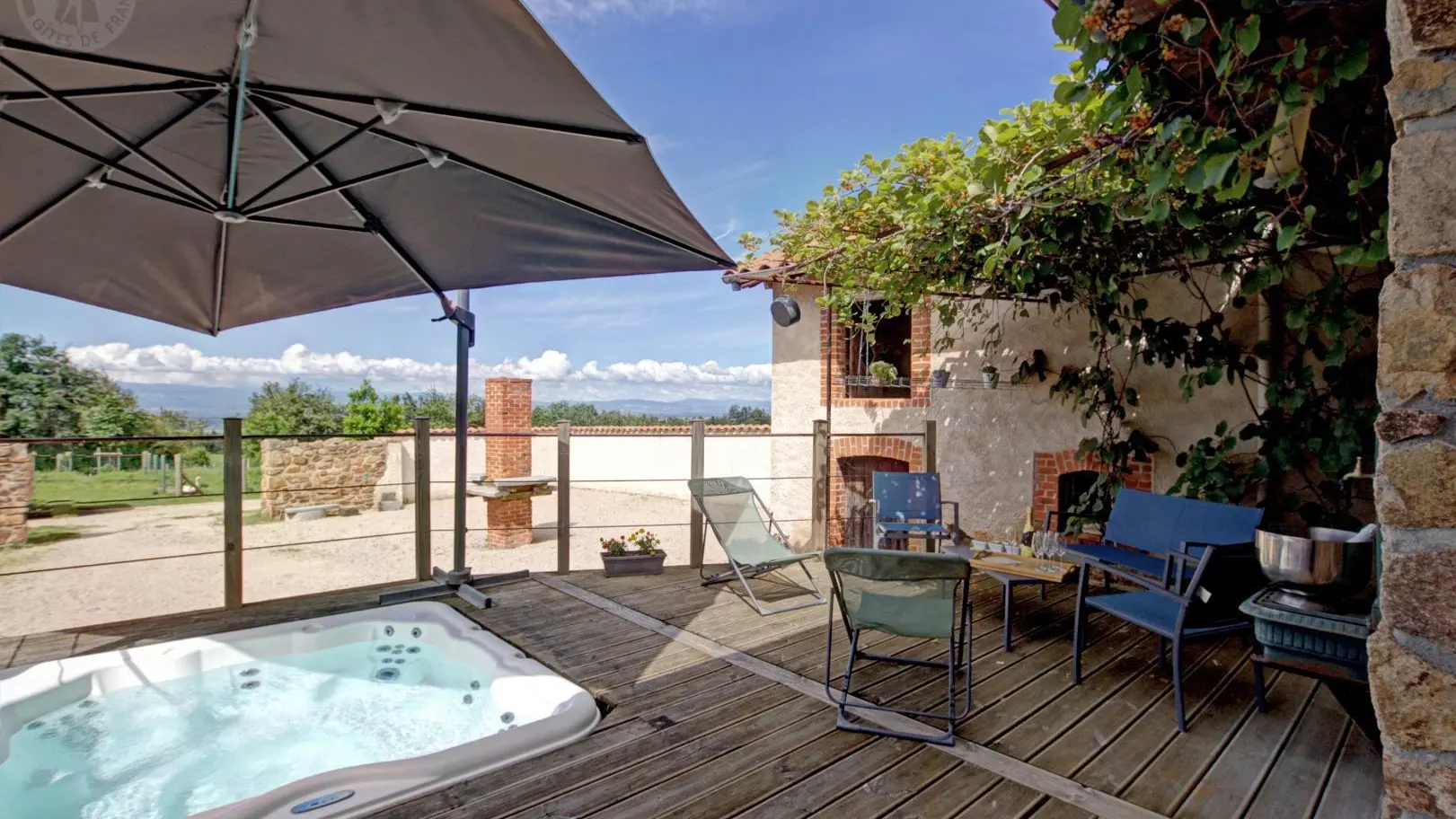 Jacuzzi 6 places avec sa terrasse en bois.