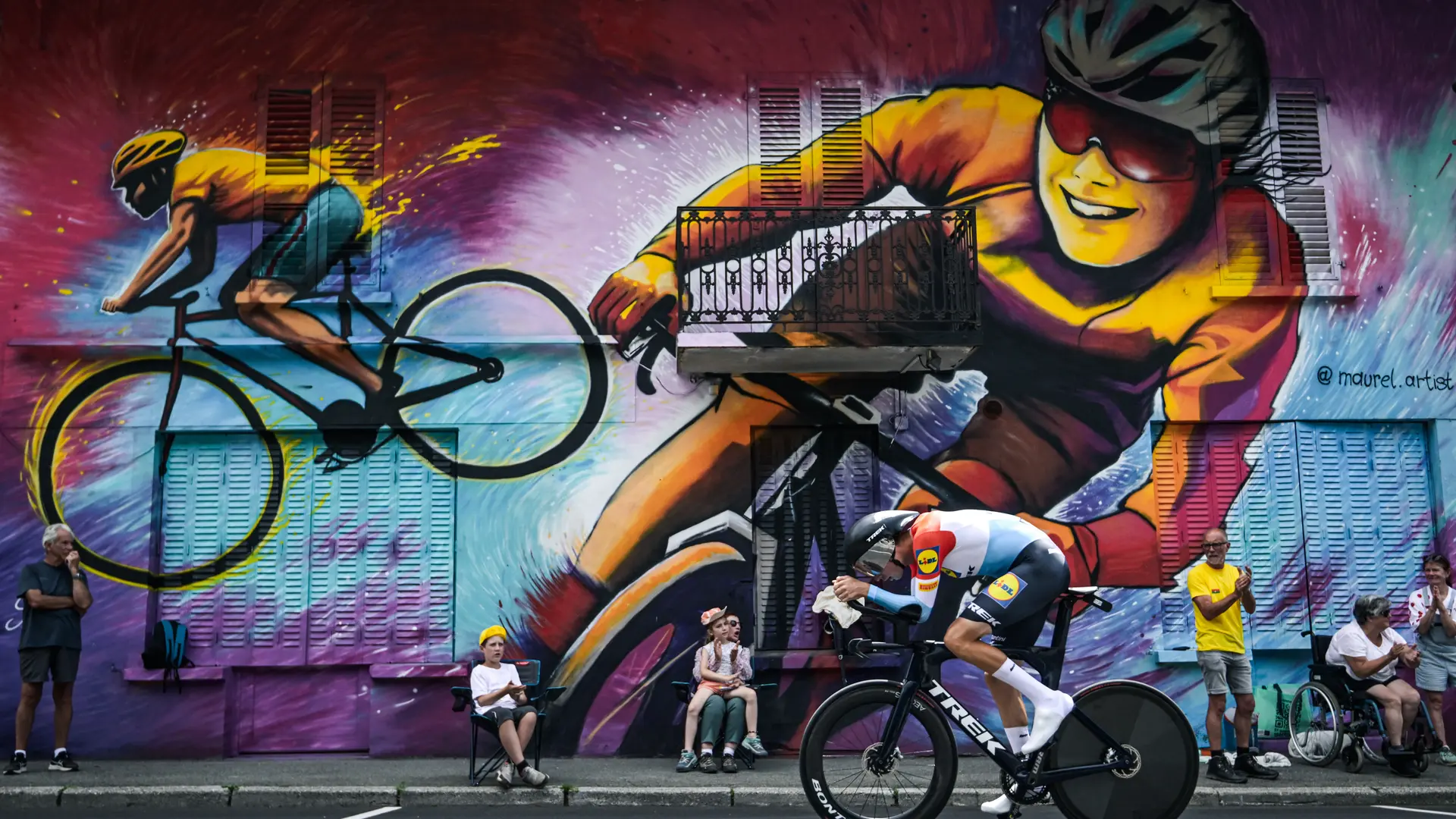 Cycliste devant la fresque