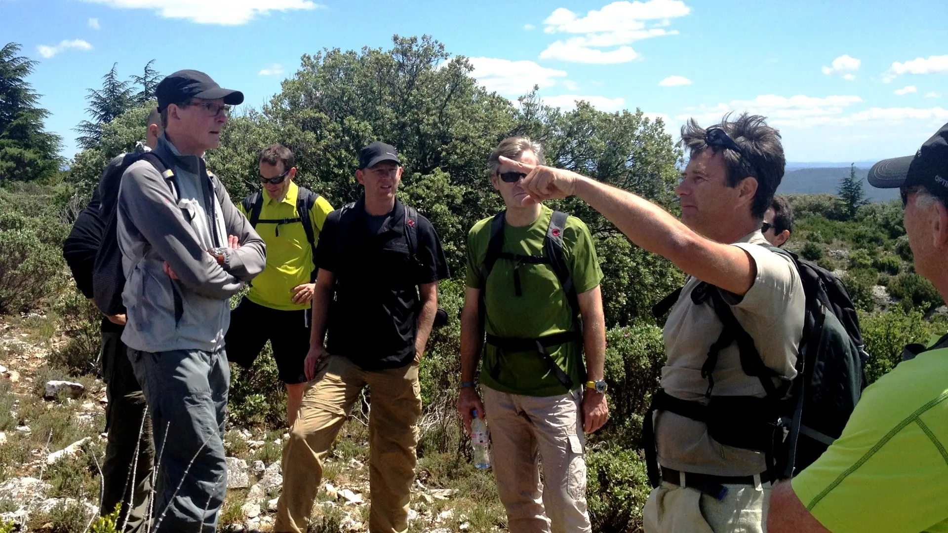 Jean Bernard le doigt pointé