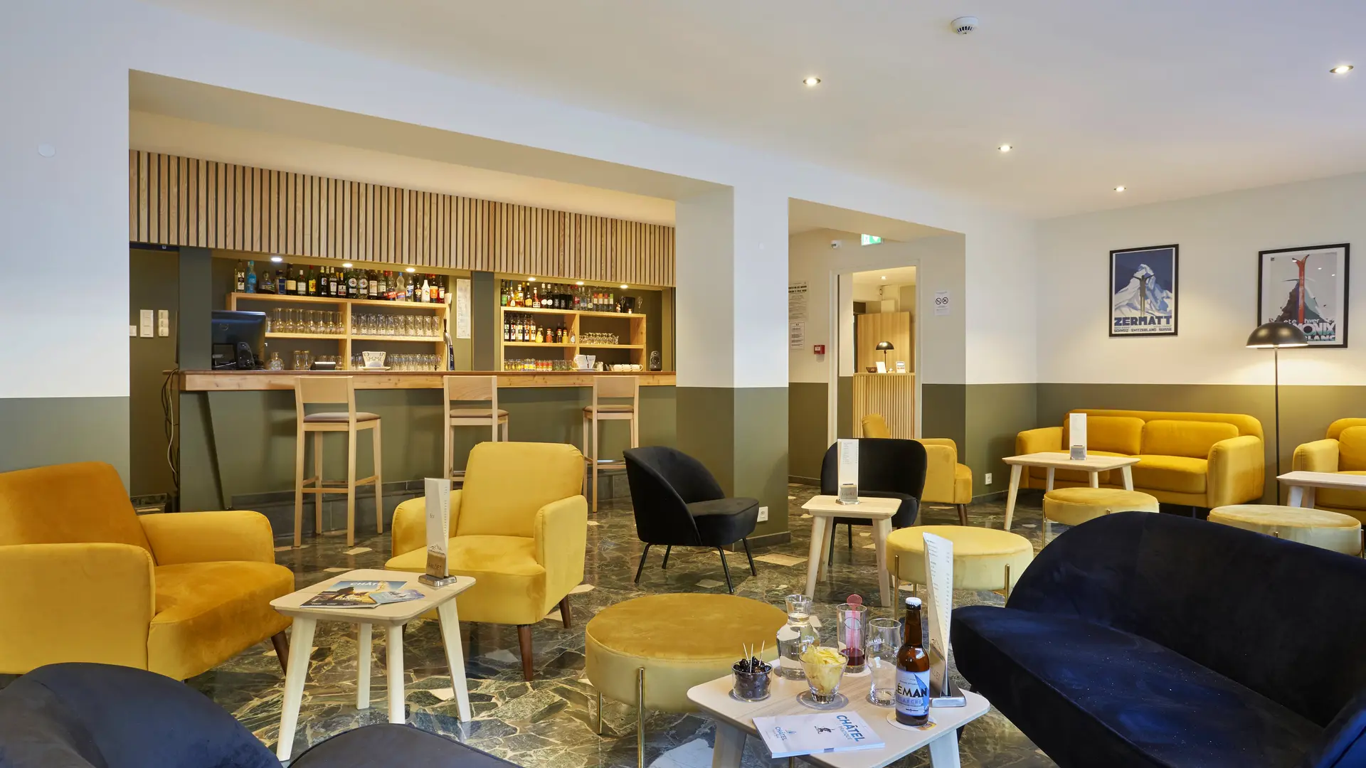 Salle du bar de l'hôtel