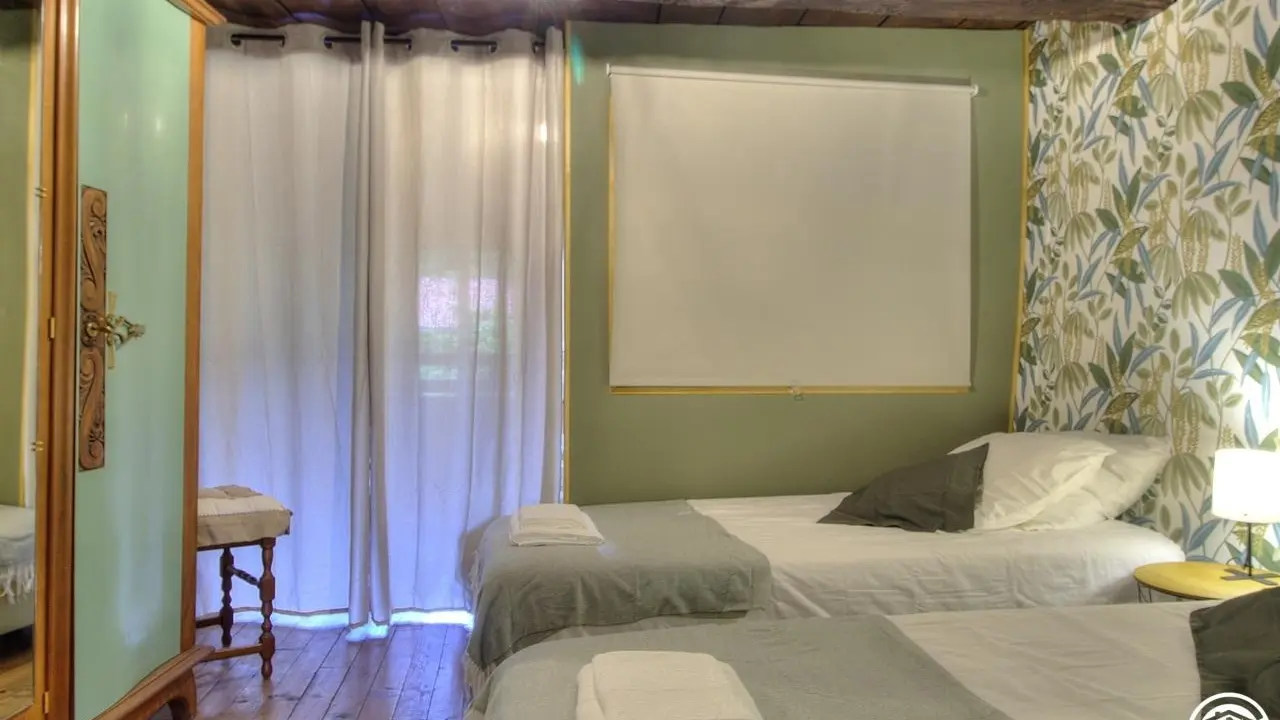 Chambre 2 / 2 espaces - 4 personnes 
(4 lits 90 à l'étage)