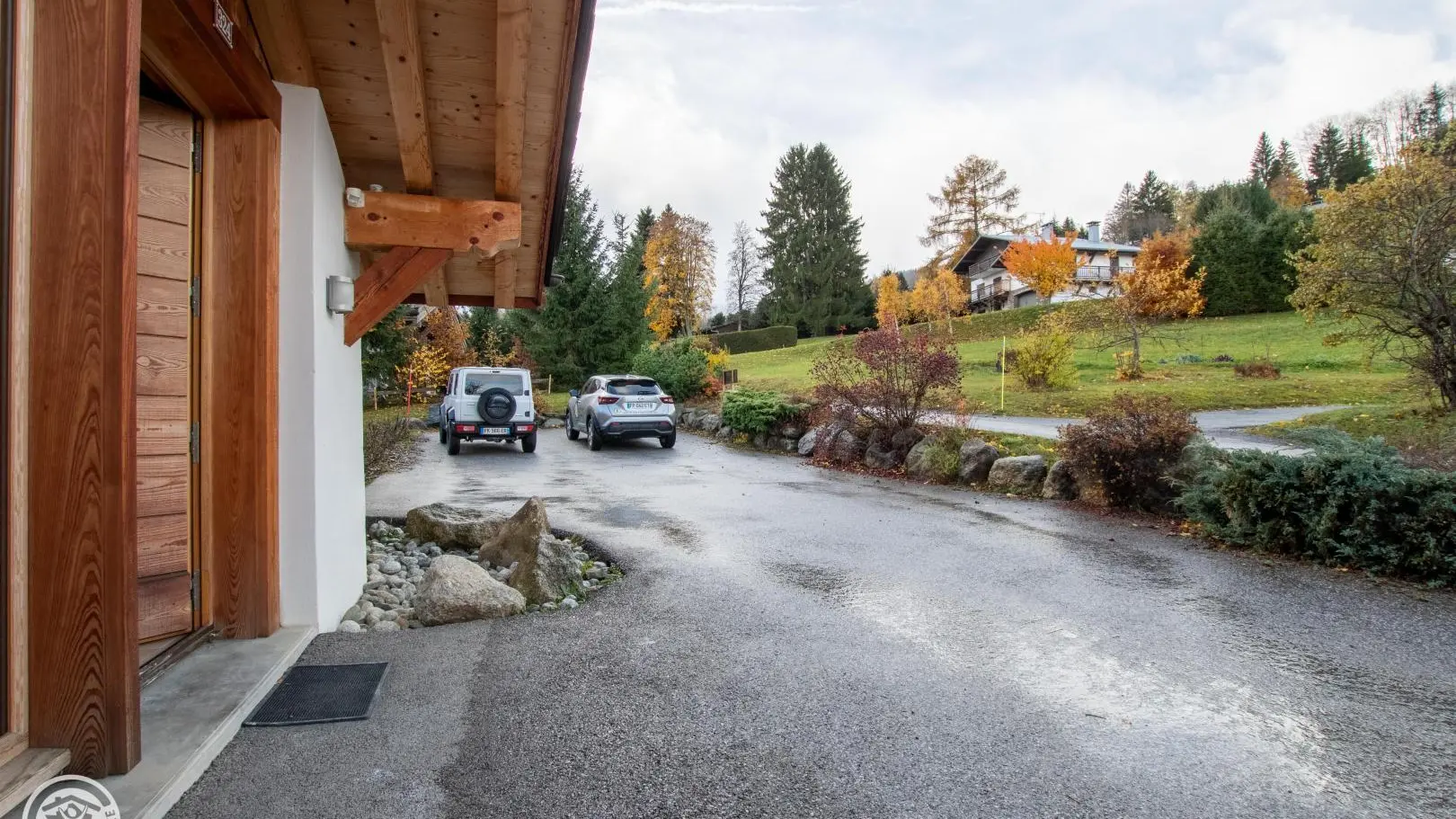 Place de stationnement en extérieur devant le gîte