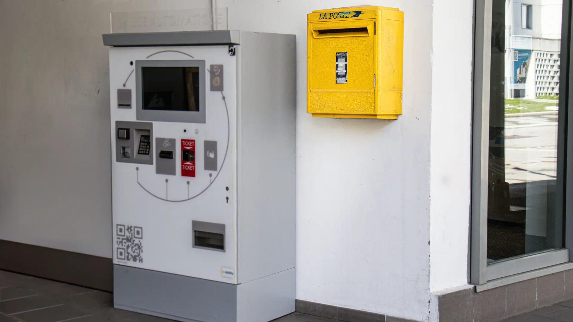 Borne de paiement automatique située à la sortie de la Galerie Marchande de Flaine Forêt