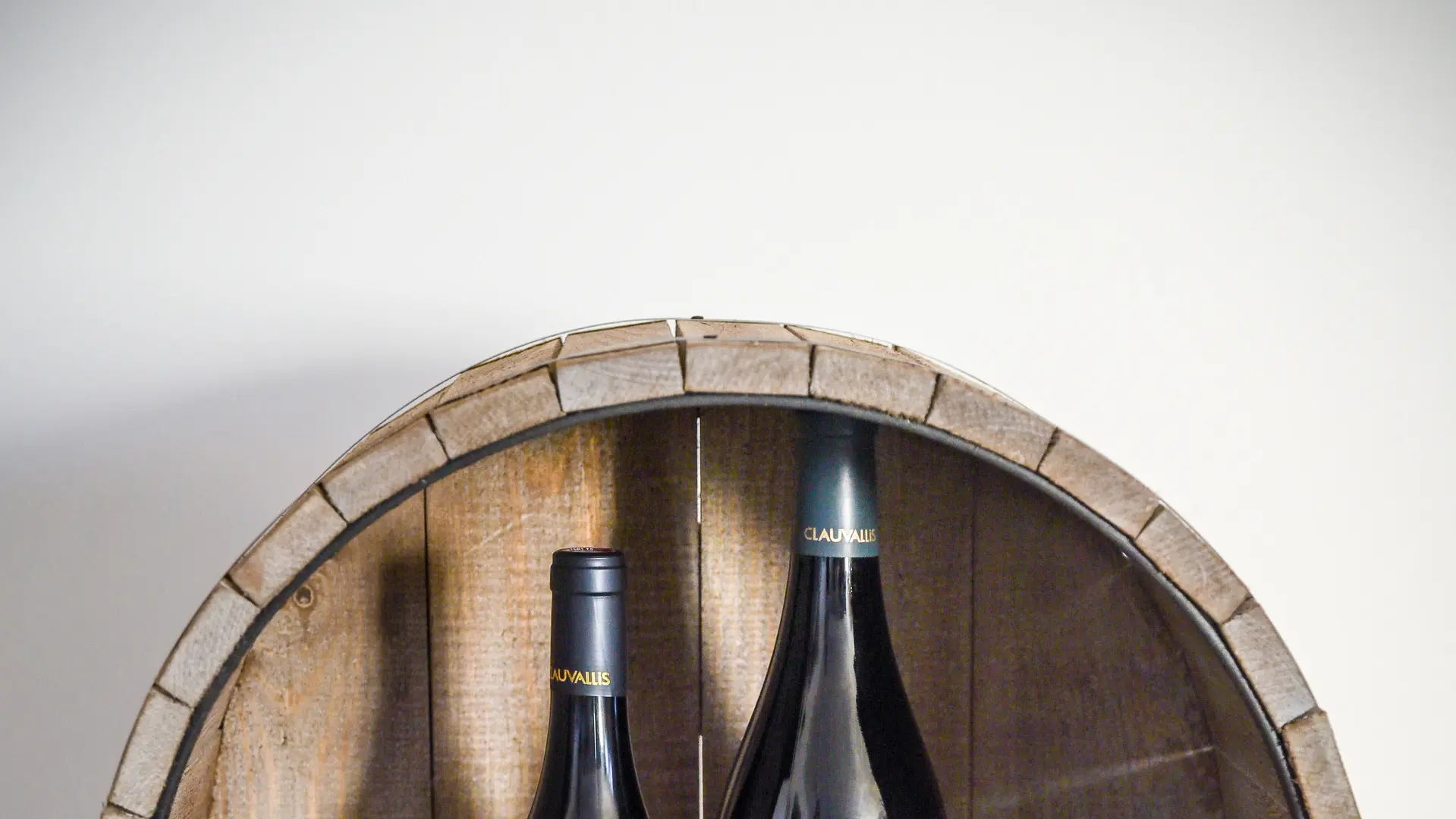 Deux bouteilles de vin rouge Clauvallis présentées dans un mini tonneau décoratif, gamme Ventoux.