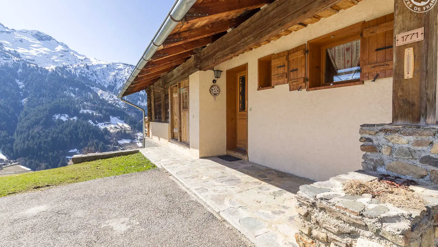 Entrée du chalet côté EST