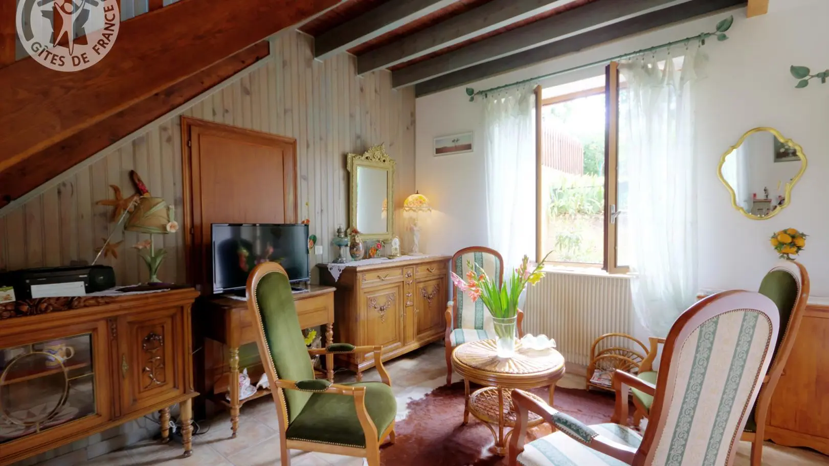 GRANDE PIECE A VIVRE SALON 4 PHOTOS DE COULEUR COGNAC ET VERT PLUS CANAPE DEUX PACES ....CORESPOND PLUS A CETTE PHOTO