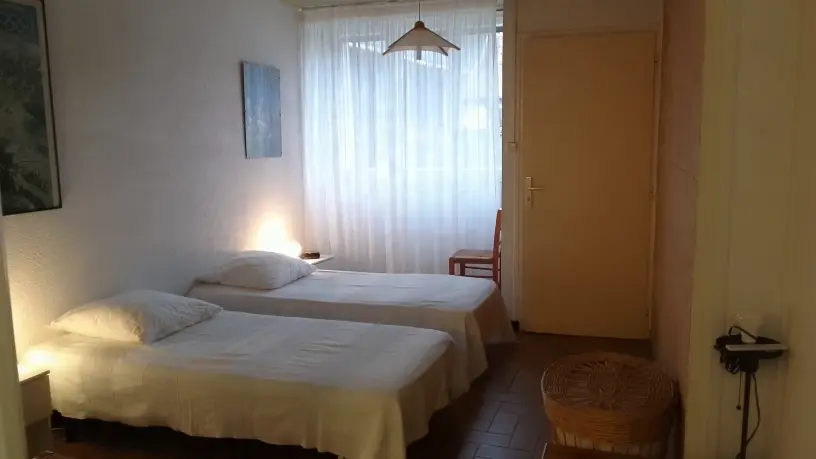 Chambre avec deux lits simples.