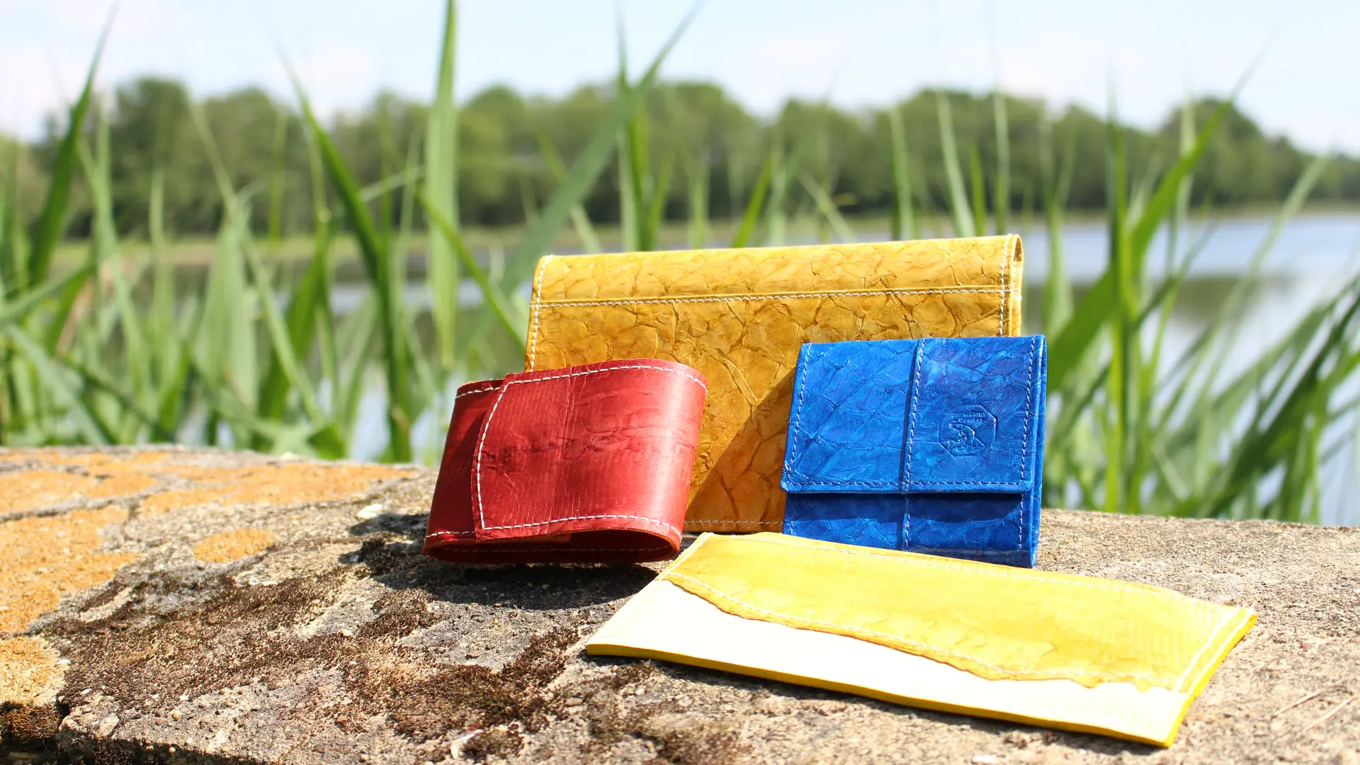Produits de maroquinerie d'art en cuir de carpe