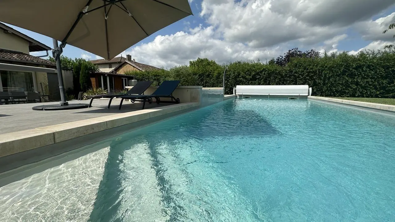 La piscine des propriétaires est partagée avec l'ensemble des hôtes du Gîte Le Grenier de Bussière G348010.La piscine de grande taille proposée de mi-mai à mi-octobre avec un accès de 10h00 à 19h00.