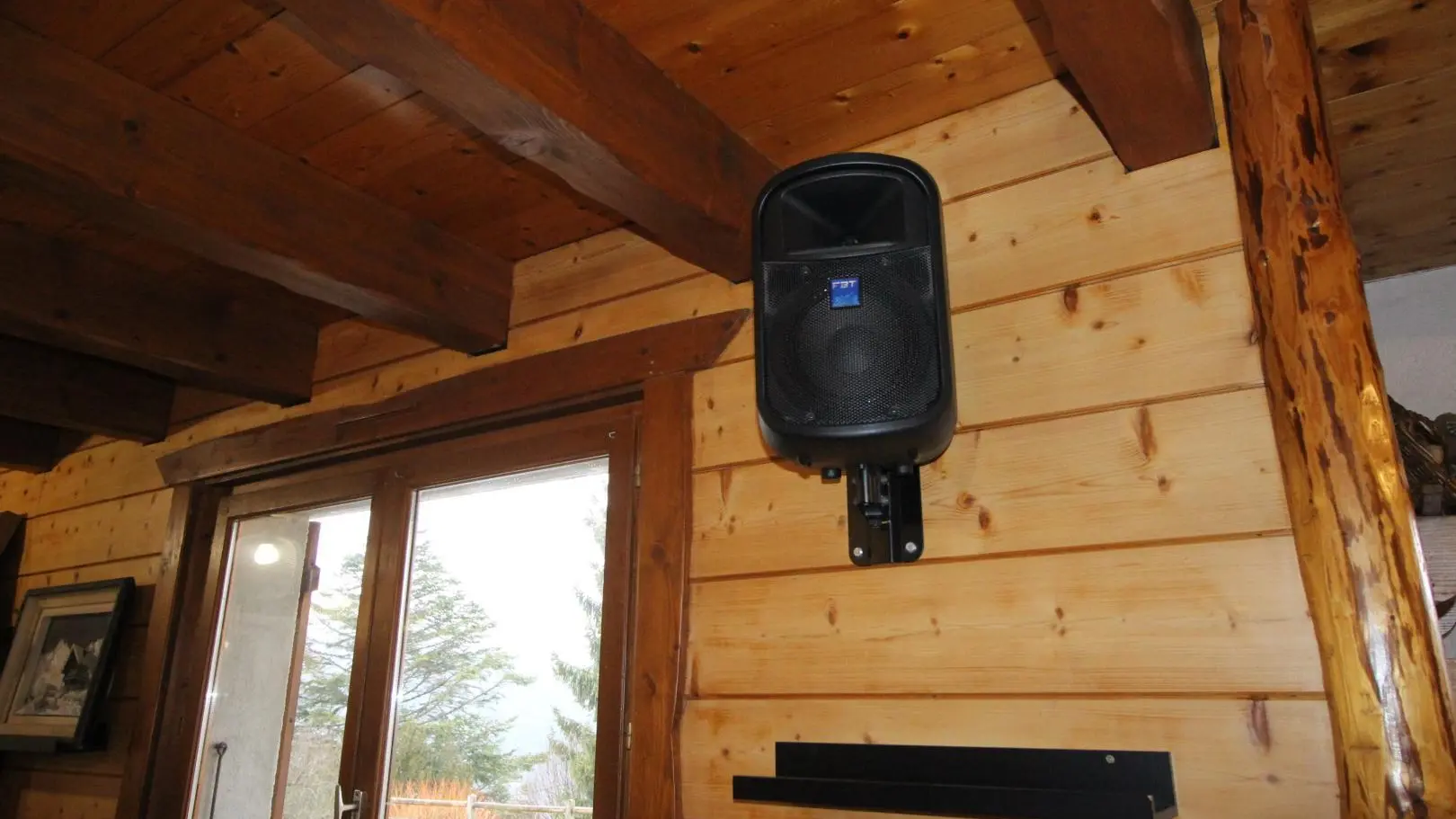 chalet équipée de 2 enceintes et sono bliuetooth