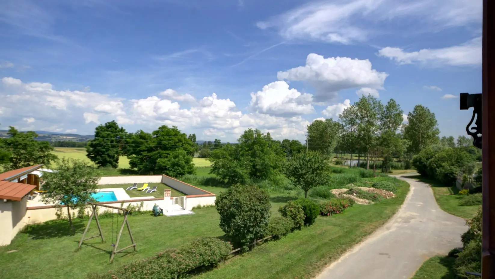 Vue sur la piscine et les étangs