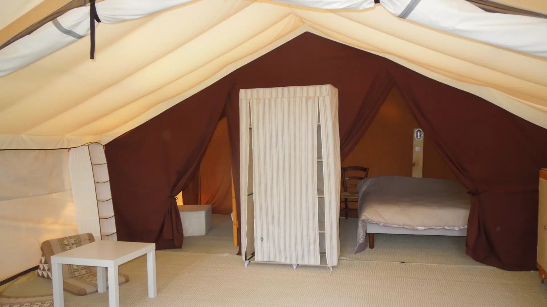 Tente safari lodge interieur