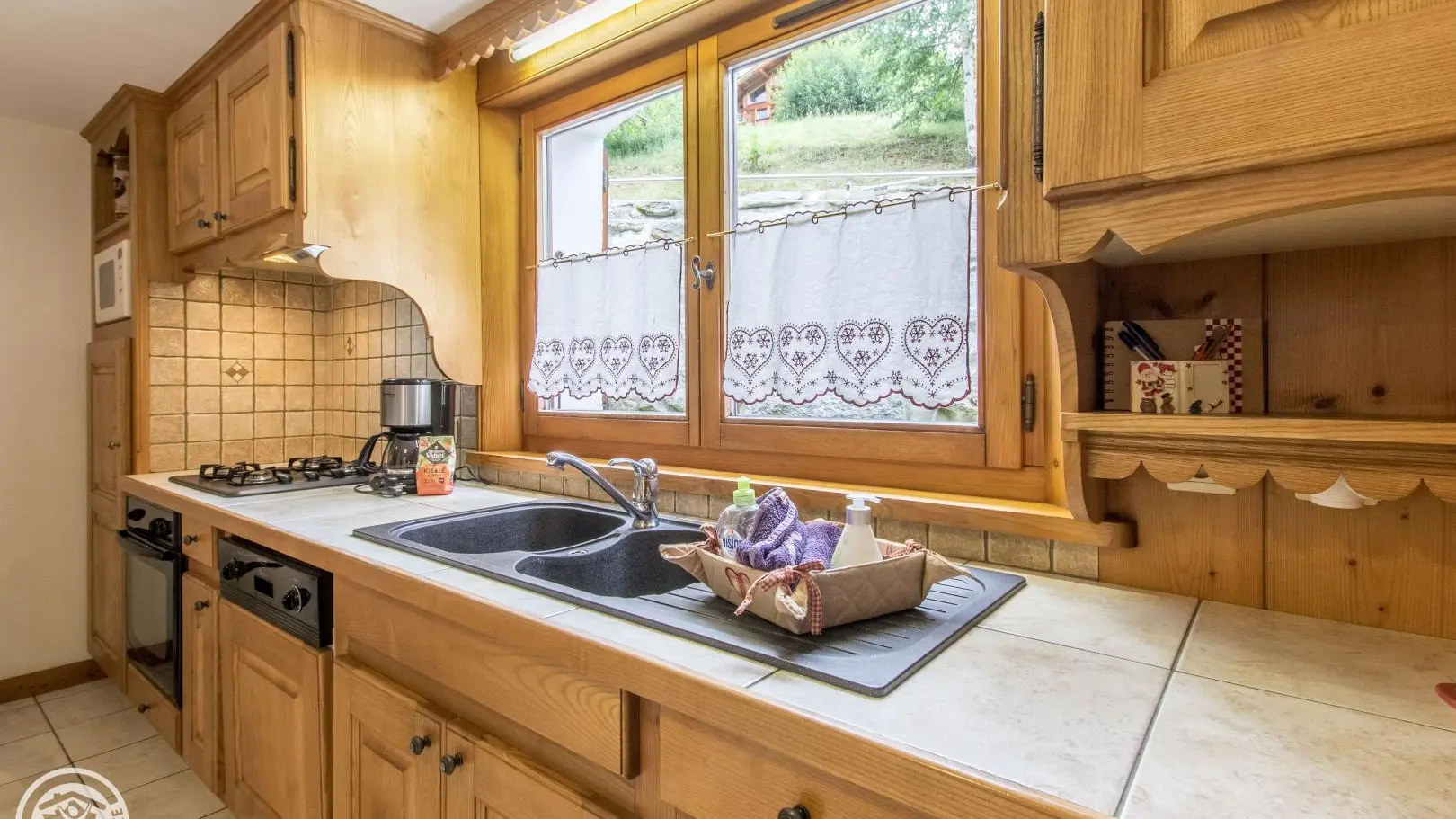 Cuisine avec fenêtre  toute équipé appareille a fondu /raclette