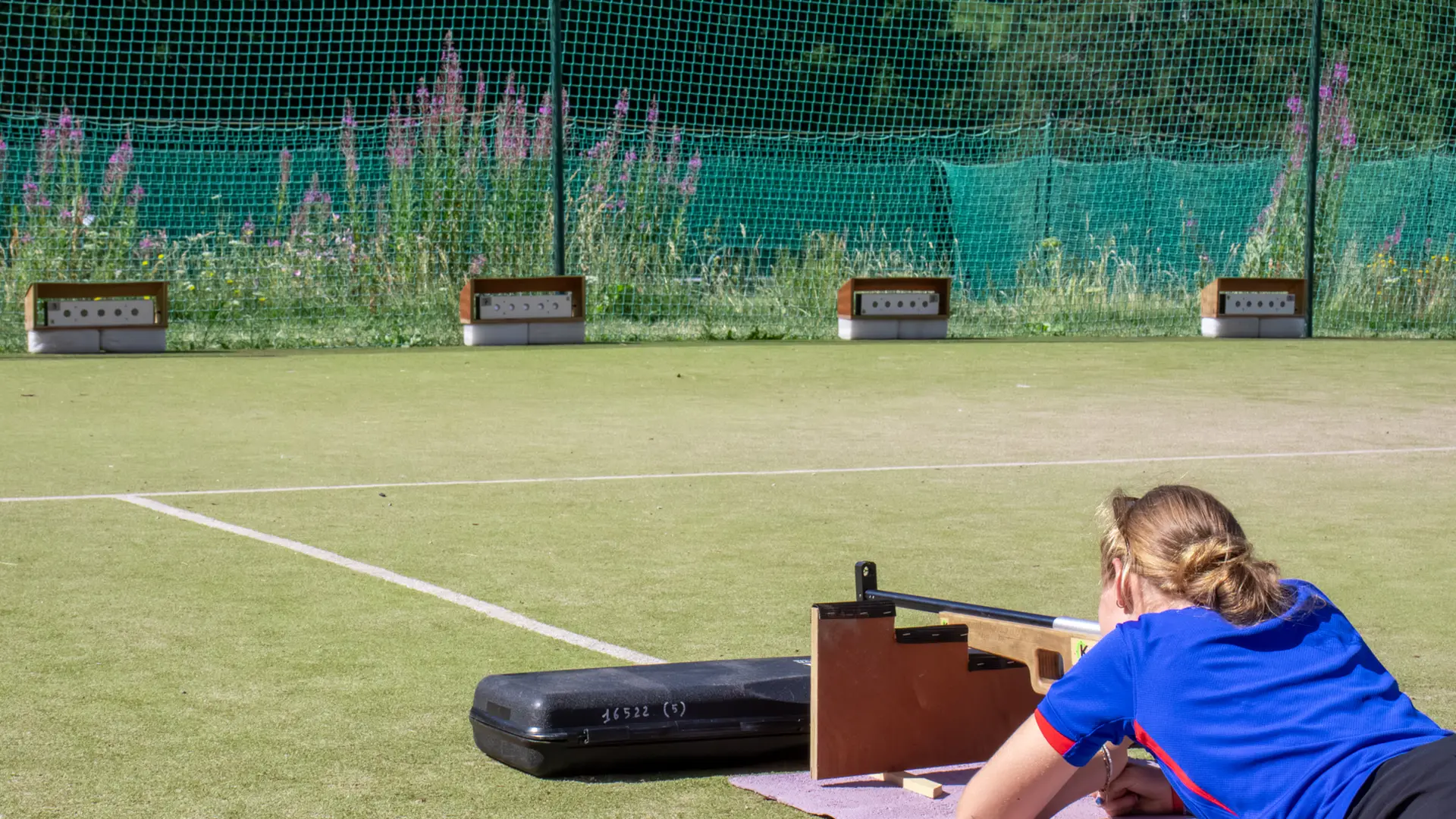Vue de côté d'une personne qui tire à la carabine