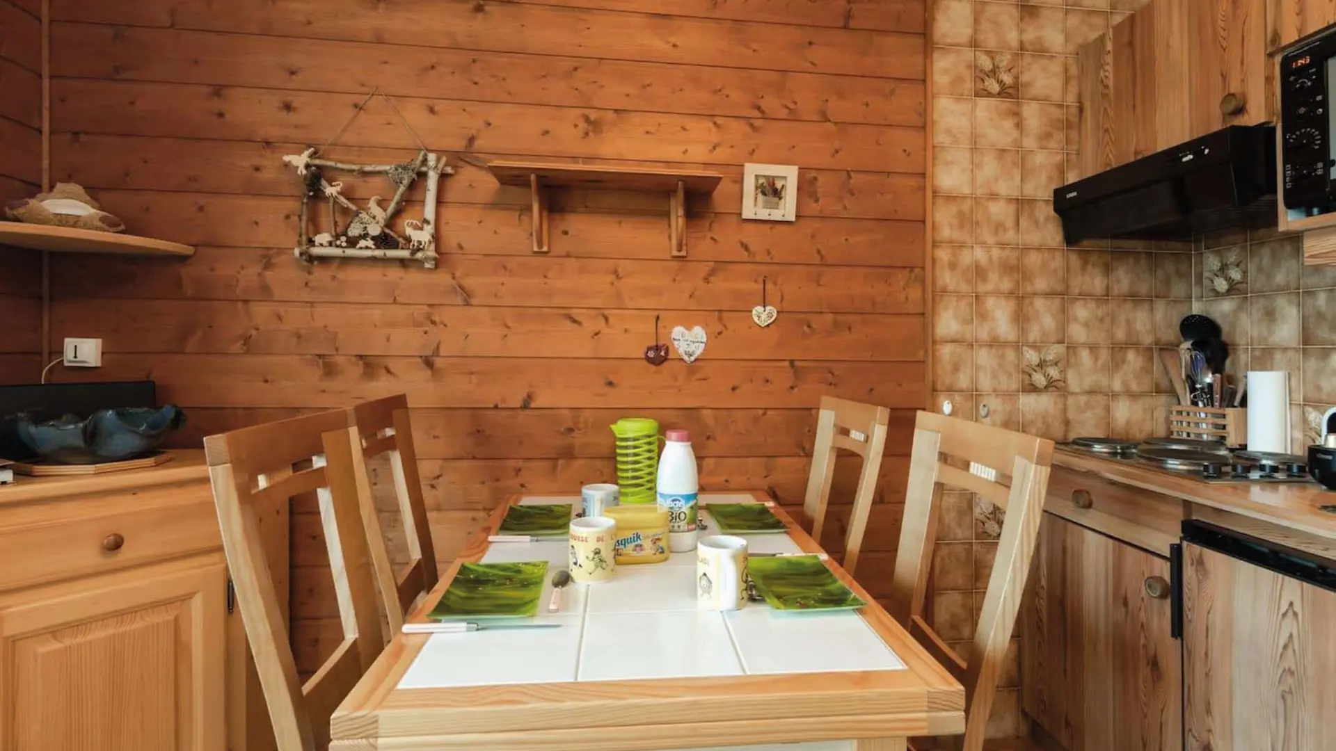 Table dressée et coin cuisine aménagé