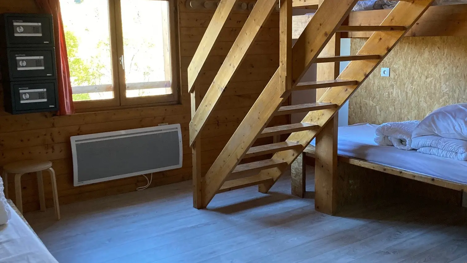 mezzanine avec lits dans la chambre partagée pour 7 personnes