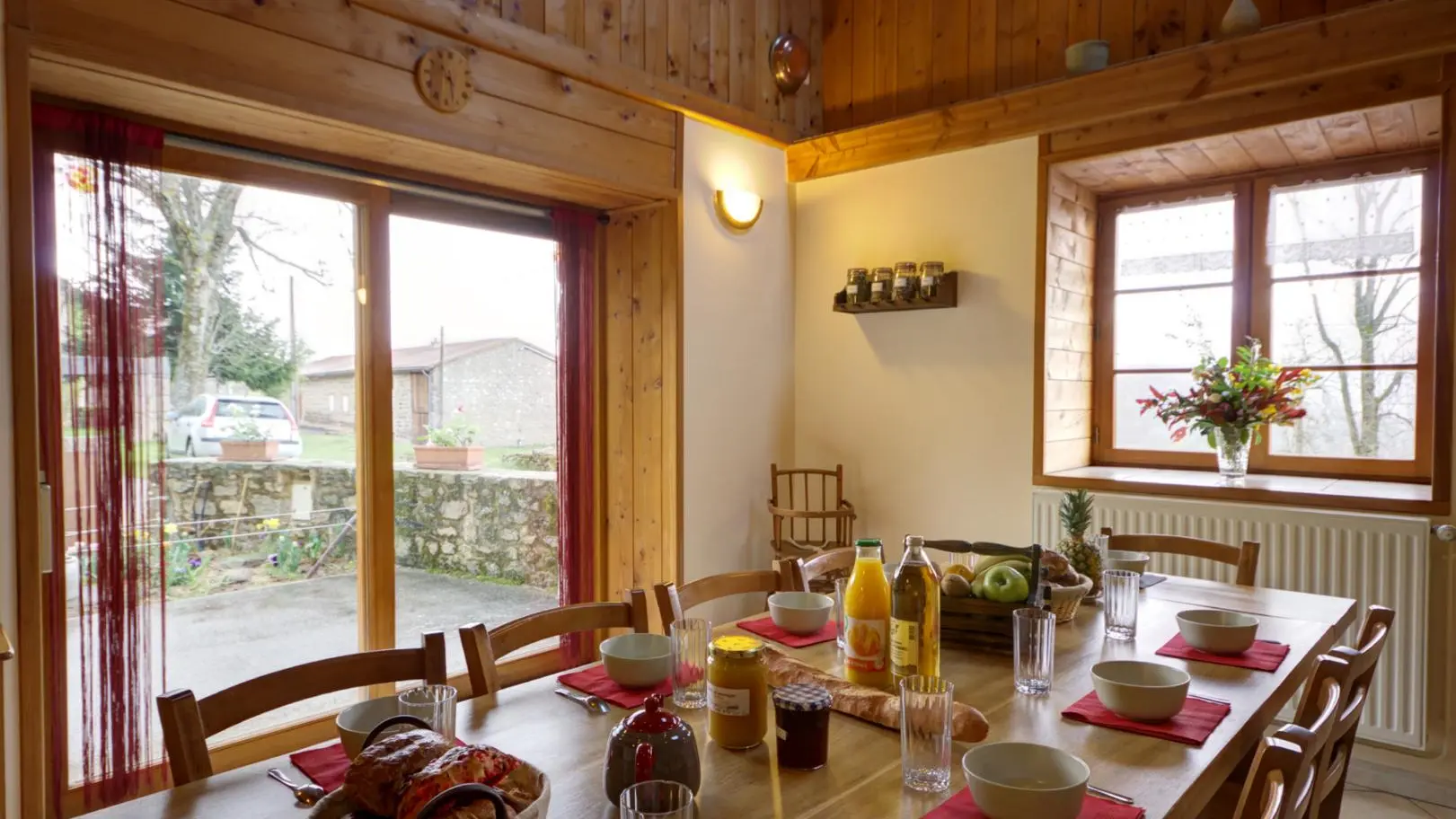 Cuisine-salle à manger avec sa baie vitrée donnant accès à la terrasse plein sud.