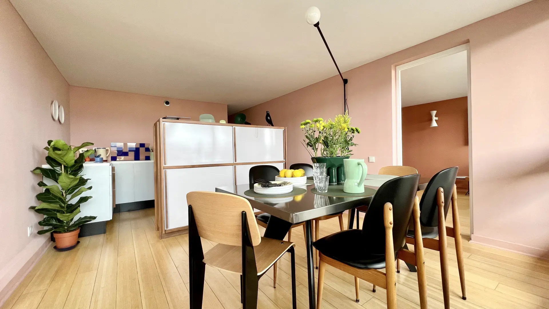 Cuisine  équipée (lave vaisselle) et meuble passe plat Le Corbusier