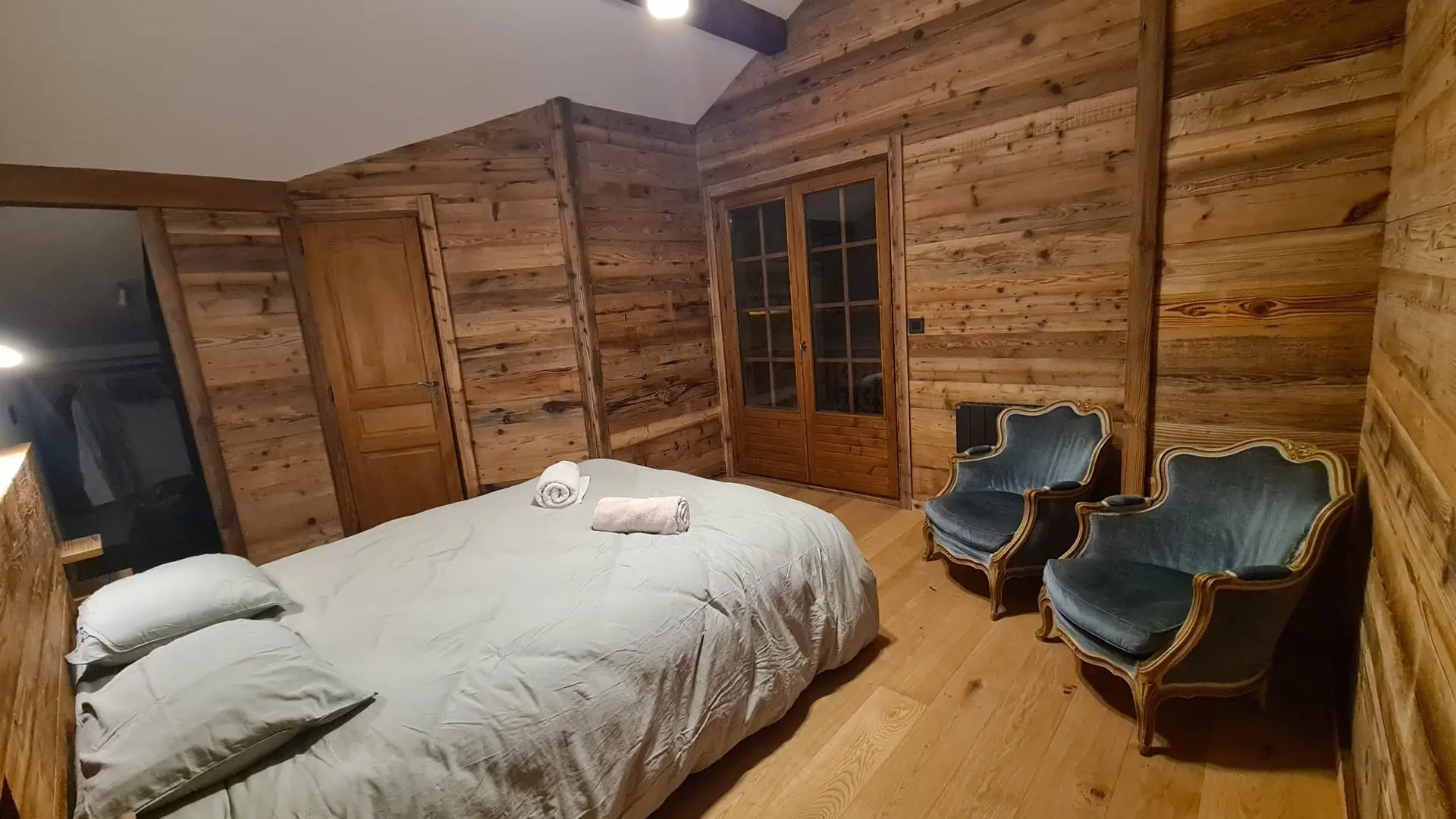 Chambre parentale (avec salle de bain attenante)