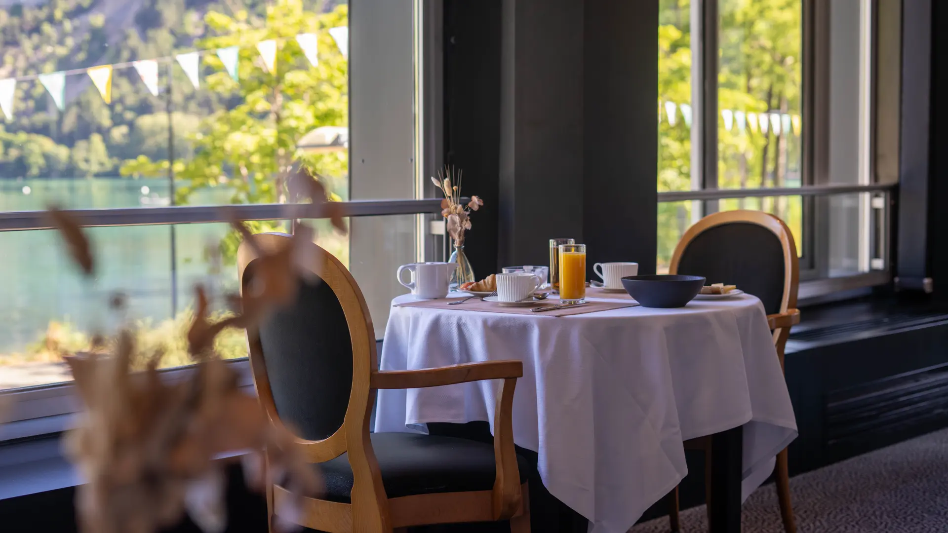 Petit-déjeuner face au lac