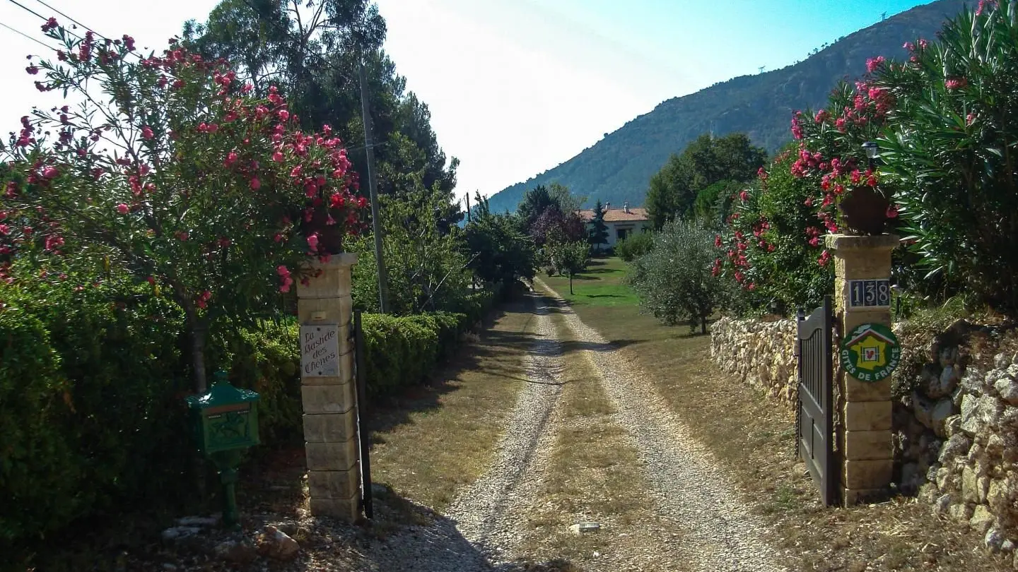 La Bastide des Chênes-Entrée propriété-Le Broc-Gîtes de France Alpes-Maritimes.