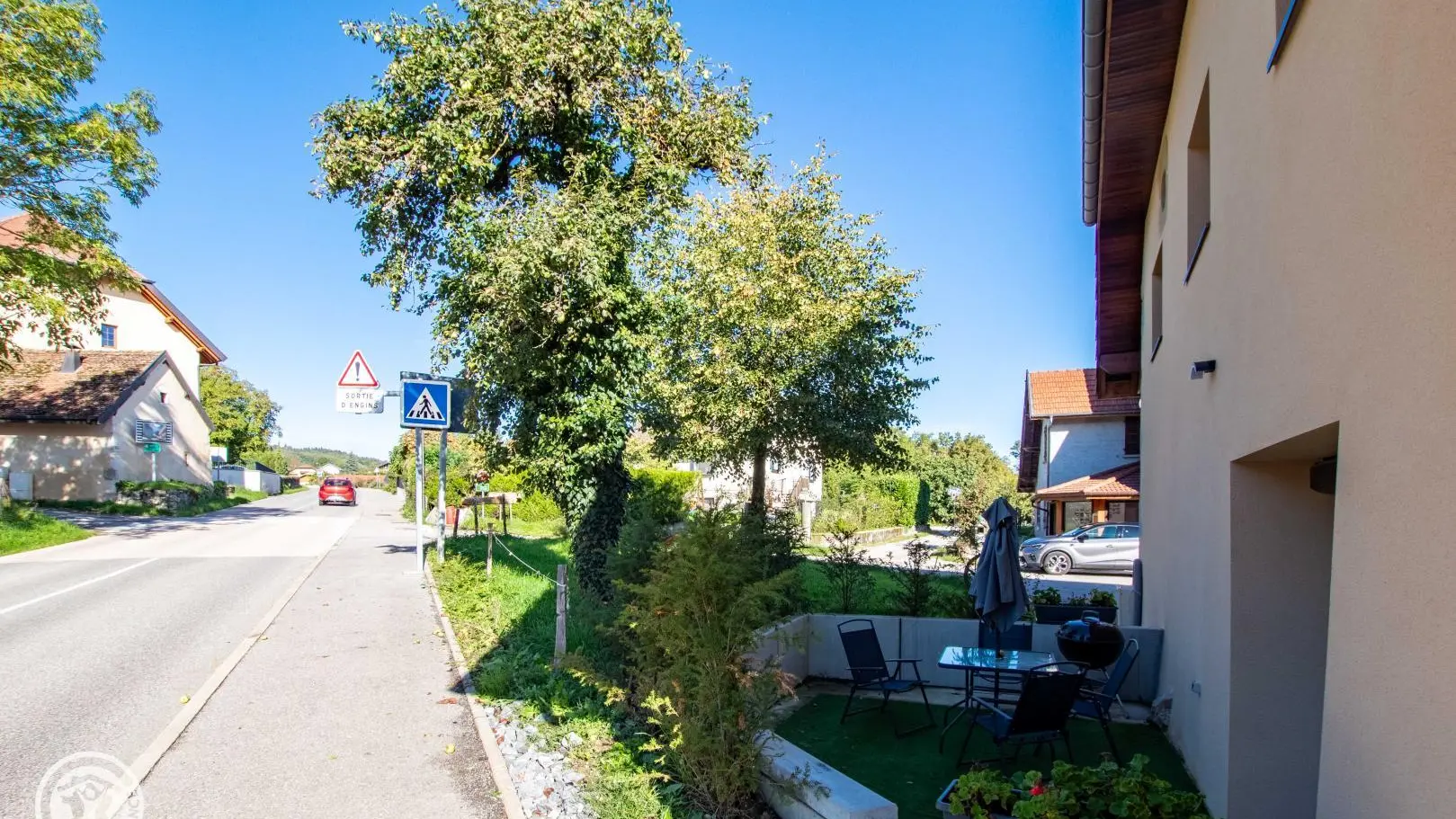 Terrasse privative (bord de route)