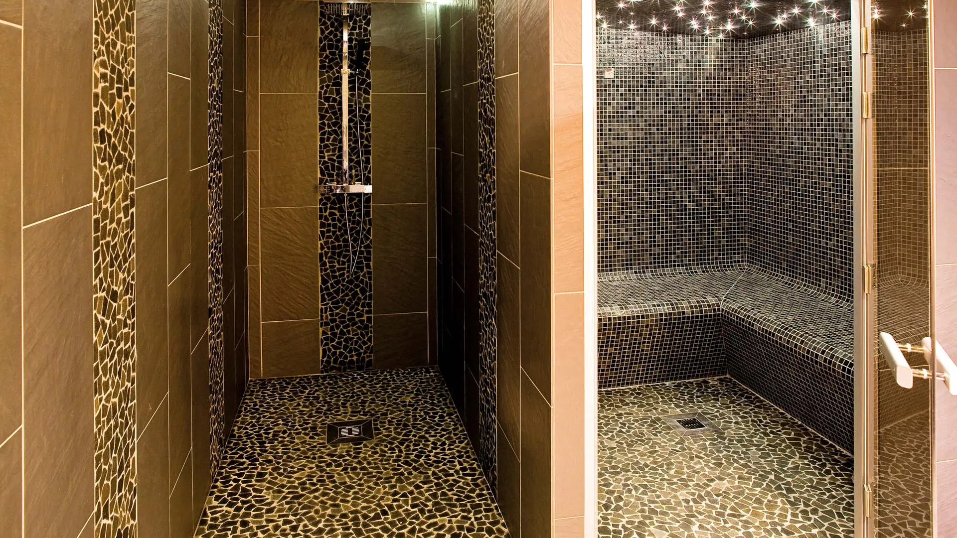 Sauna et douche de l'espace bien être