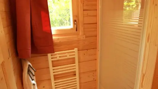 le coin douche avec rangement, sèche serviette, sèche cheveux
