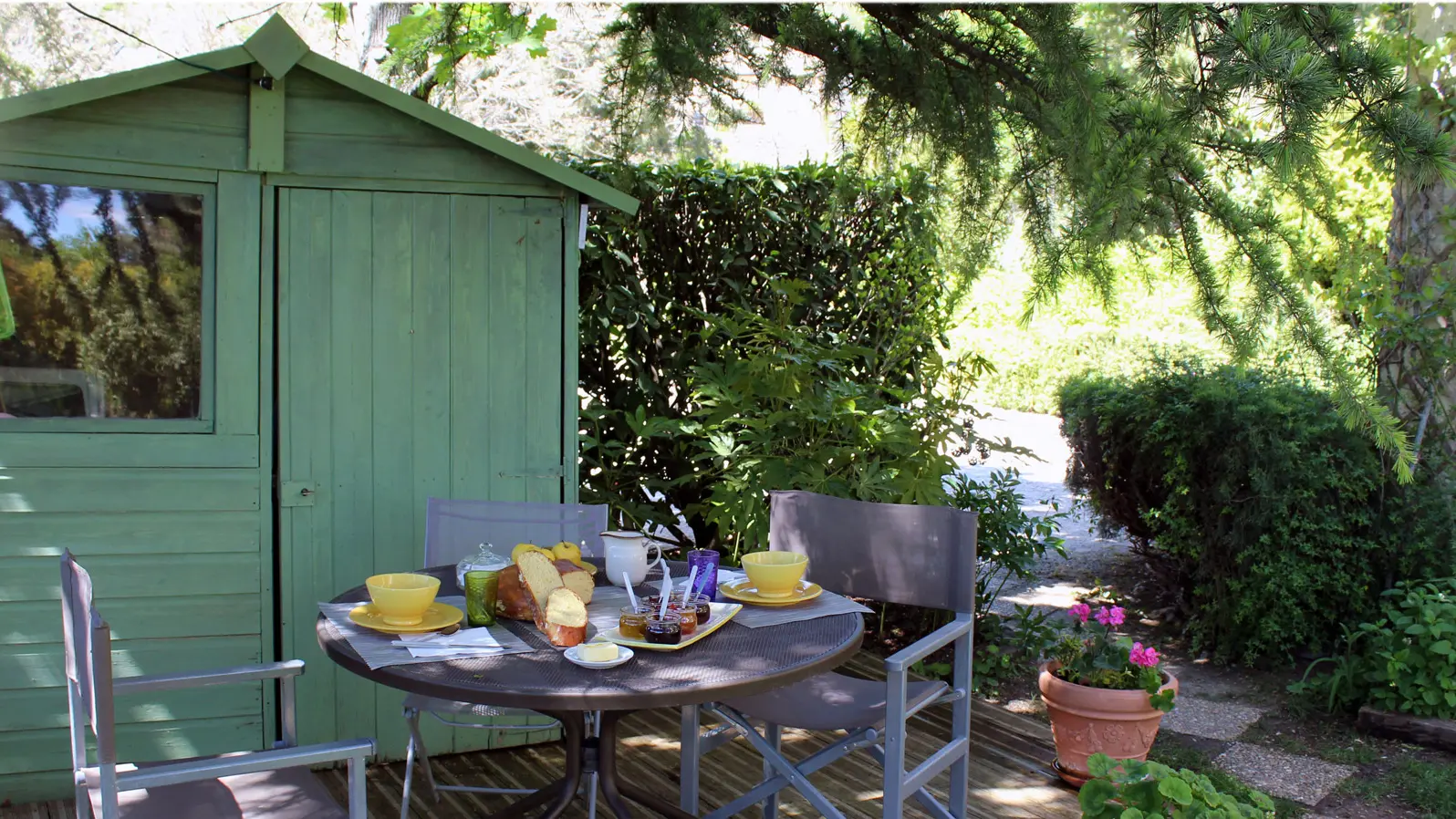 Petit déjeuner dans le jardin