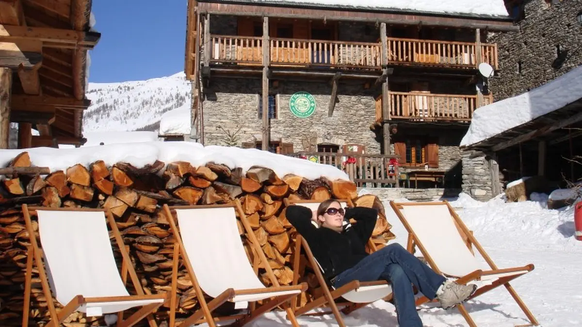 Extérieur du gîte en hiver -chaises longues