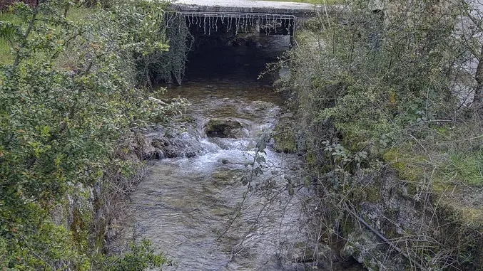 Rivière au bord de la maison = fraicheur l'été !!!