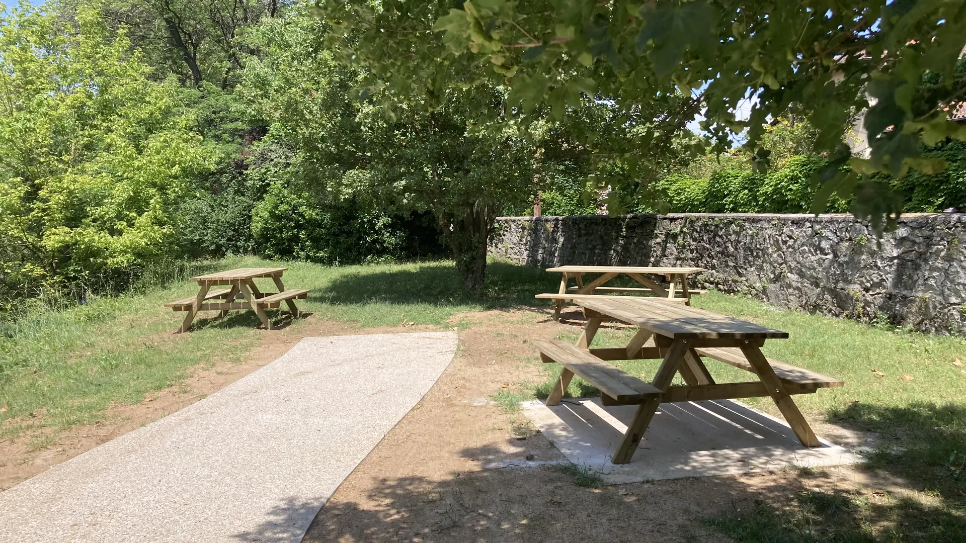 Aire de pique nique à Andancette au bord de la Viarhôna