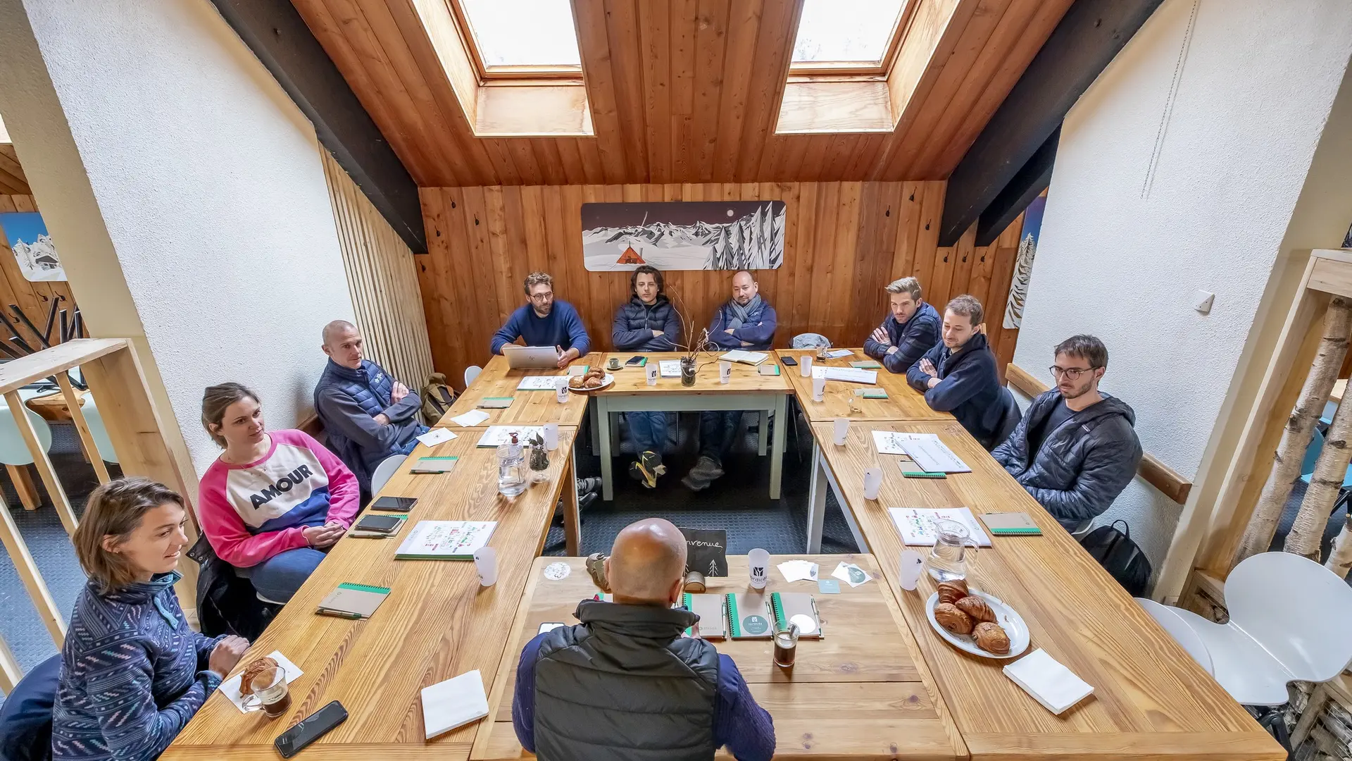 Une salle cloisonnable en espaces chaleureux