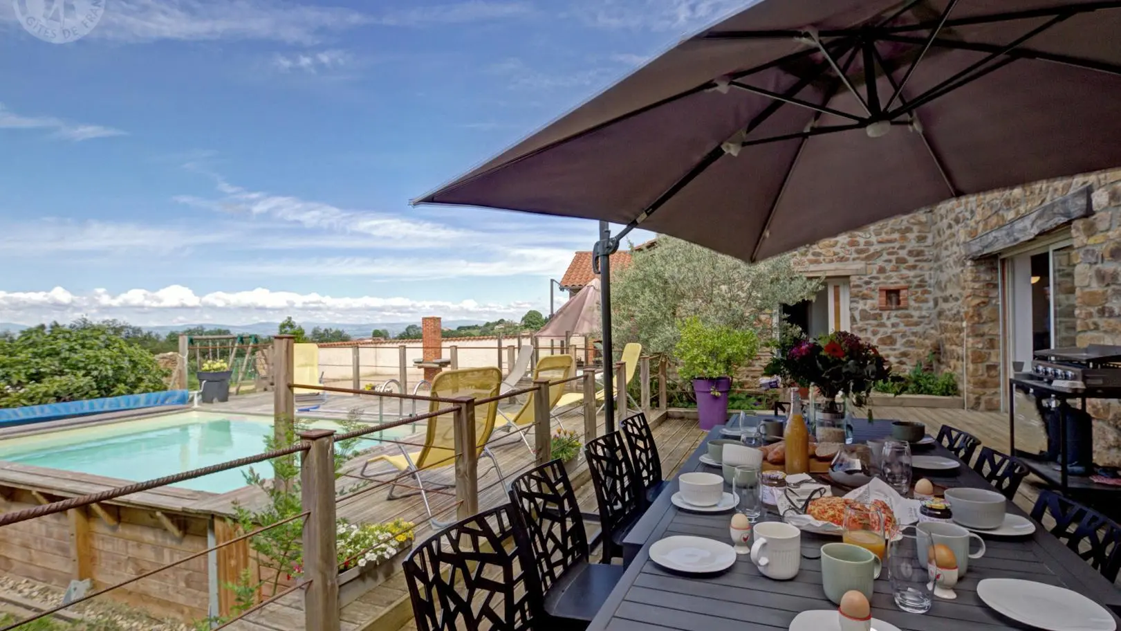 Piscine 5x4 avec sa terrasse en bois.